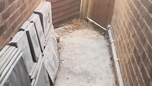 Jendela Terbuka Saat Sendirian Di Rumah