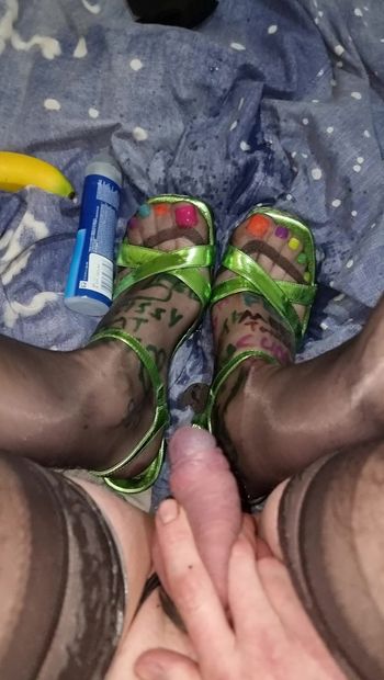 Trap femboy sissy crossdresser slutty nylon feet getting hot piss 
