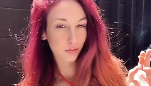 Artemisia si ibu tiri italia dengan besar lagi asik merokok di luar ruangan