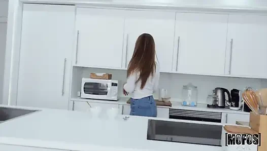 Mofos - coffe break ateşli üçlü sekse dönüşüyor, Ginebra Bellucci, bebek Nicols