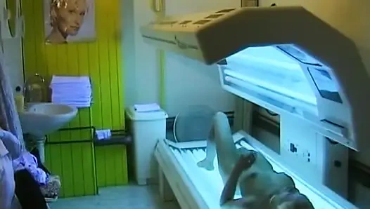 Эта симпатичная немецкая крошка не может перестать играть со своей идеальной киской