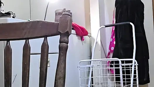 Dökülen duşta o çiçeği yutuyor