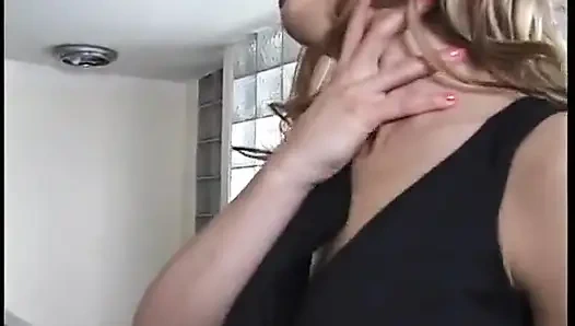 Cewek seksi rambut pirang dengan stoking seksi dan kacamata dientot habis-habisan kayak pelacur jalang