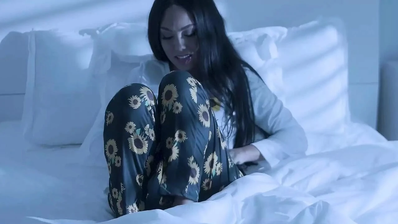 Şehvetli üvey kız Bianca Bangs kaslı üvey babasının ıslak latin amını sikmesine izin veriyor - familystrokes