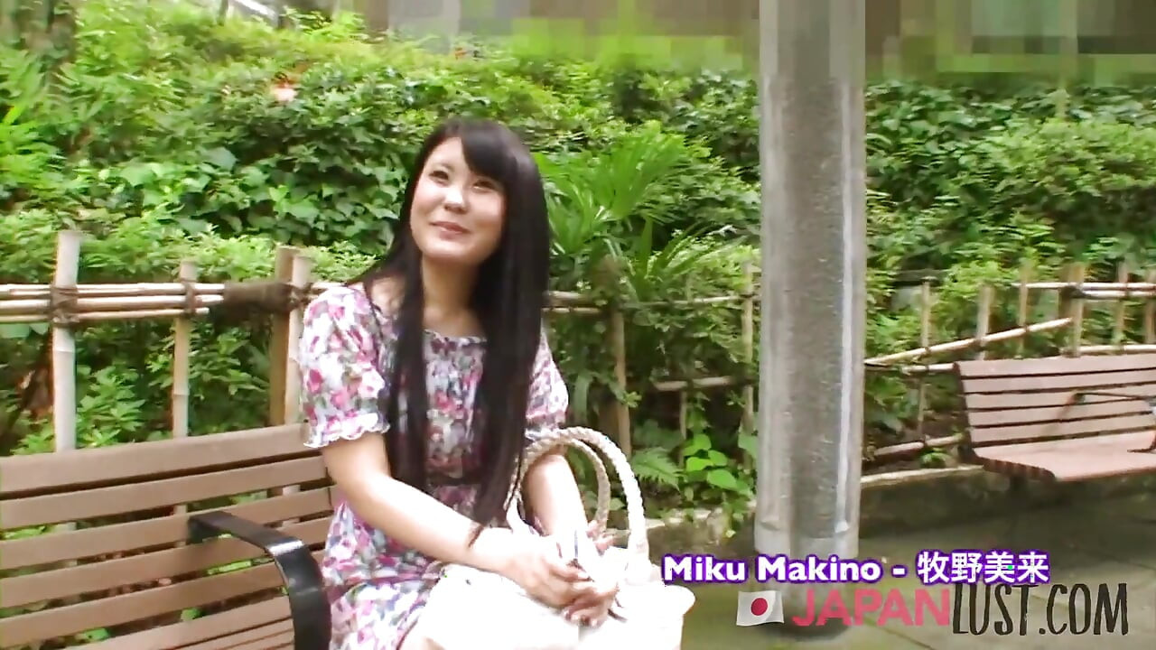 Обрезанная киска японской тинки получает жесткий член