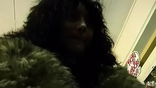 Geile MILF stopft riesigen dildo in autobahn-abenteuer