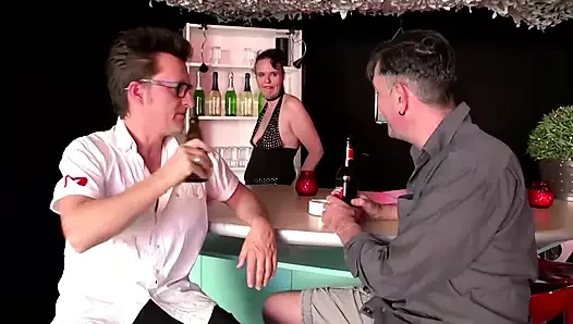 Sağlam işçiler azgın orta yaşlı seksi kadını sert sikiyor