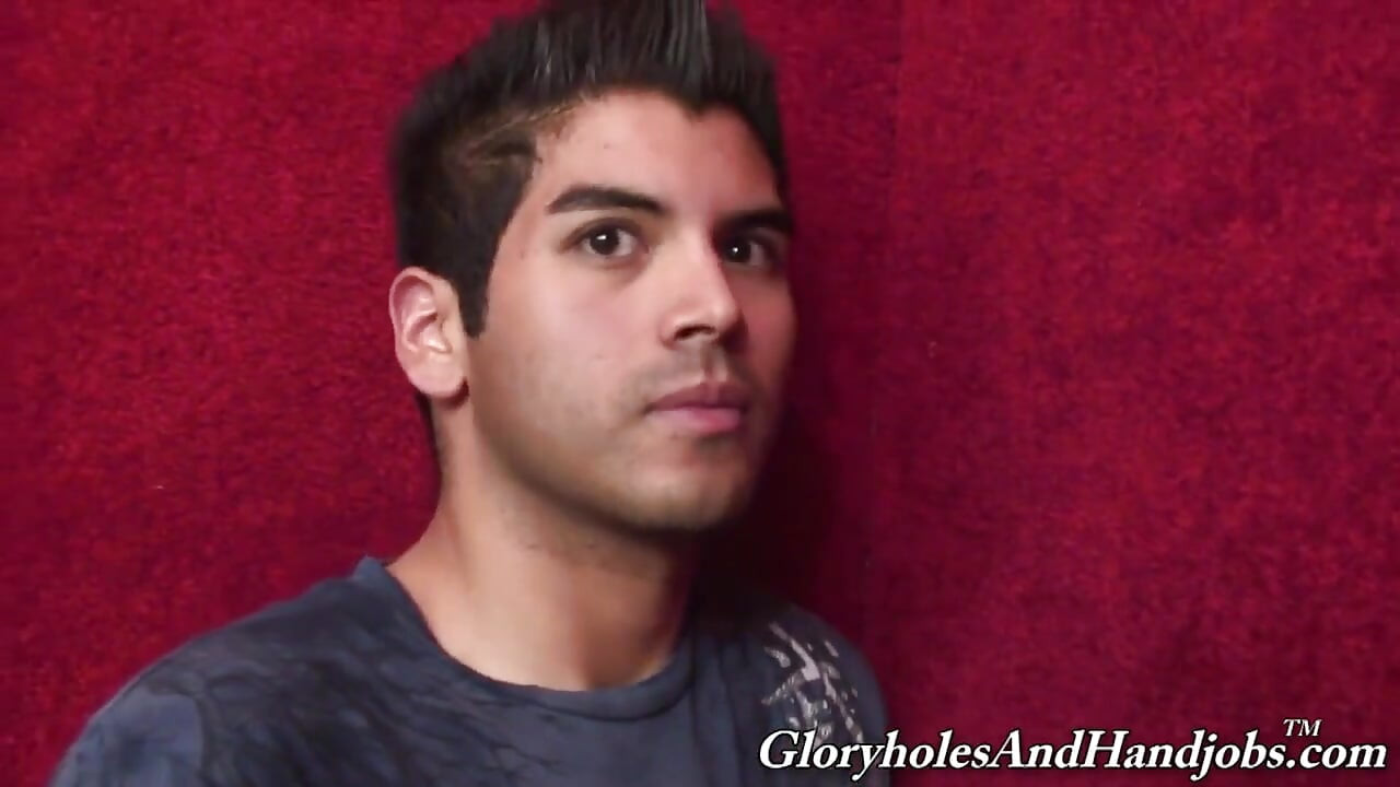 L'homme derrière le mur était une fille sexy qui lui faisait toutes ces choses coquines.