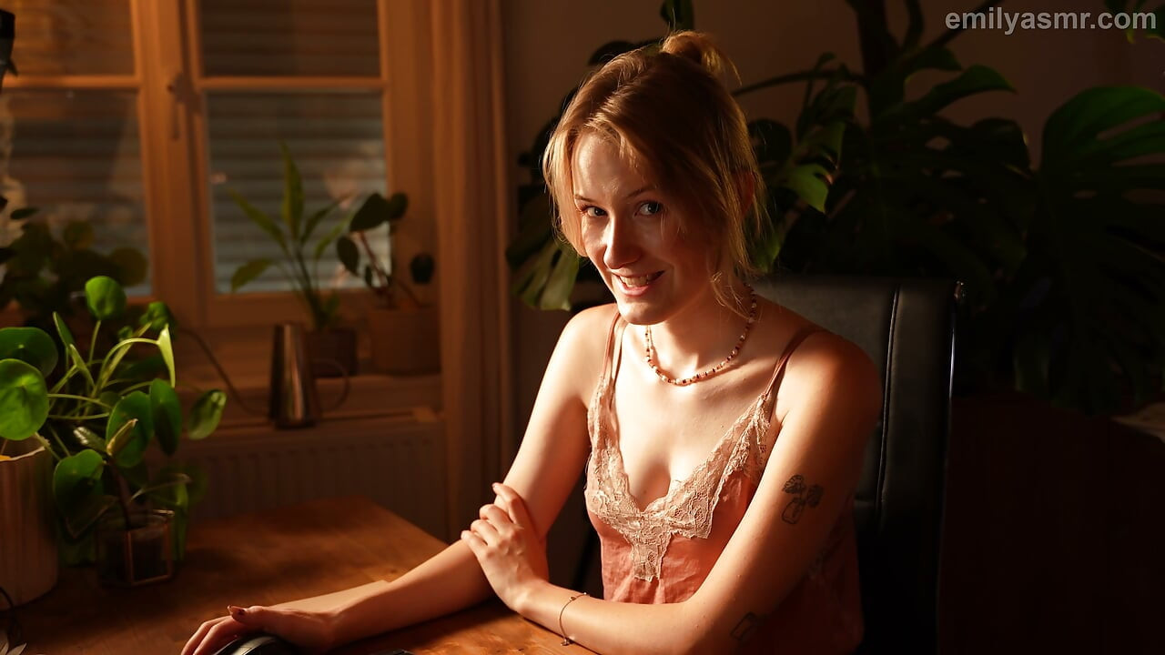 Napaljena recepcionerka u hotelu ti unapređuje više od sobe - ASMR Roleplay