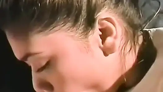 Cewek rambut cokelat dengan toket besar lagi asik nyepong dan ngentot kontol