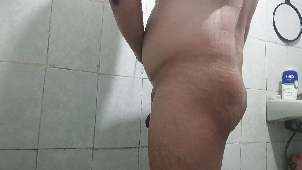 Watch me have some fun while I bathe my whole body and my dick