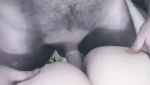 Грудастая татуированная толстушка скачет на члене, затем обкончали