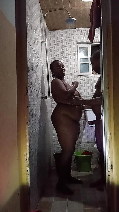 Sex la duș în picioare cu fratele vitreg