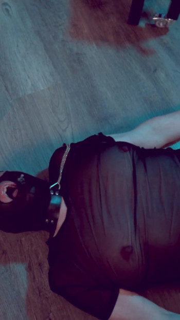 Міс Періс домінує над своїм рабом, трахаючи горло анальною пробкою