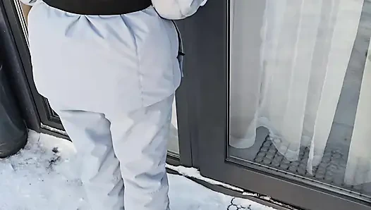 Незнакомец в зимнем лесу