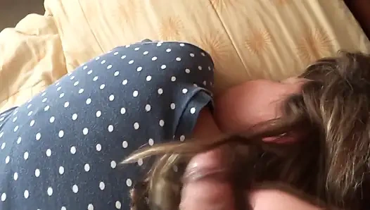 Üvey oğlum büyük yarağını yüzüme sokuyor, beni sikmek istiyor ve götüme boşalıyor.