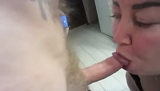 Сочная теща сосет мой член