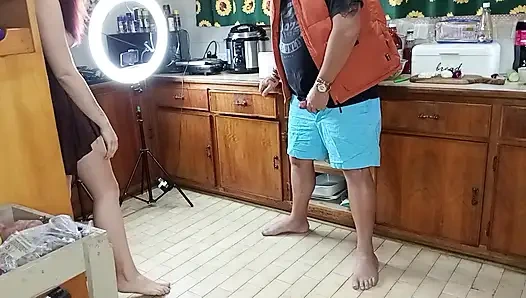 Salata yapmaya çalıştı ve sonra biraz yarak yedi