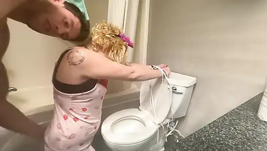 An Die Toilette Gefesselt