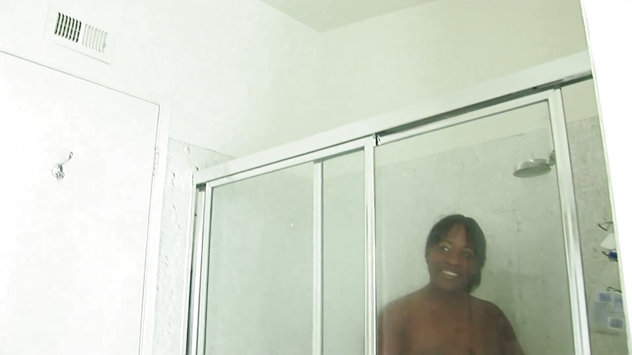 Pareja africana follando en la ducha ...