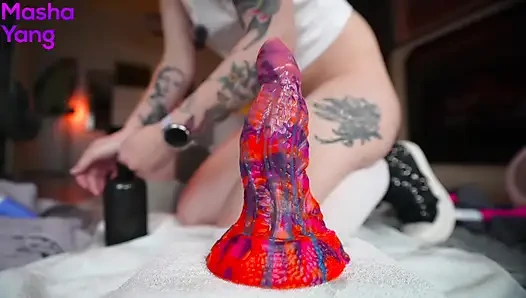 Первый раз пробую мой новый дилдо Dragon в заднице