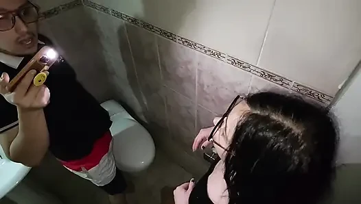 Вот как мой сводный братец хватает меня в туалете