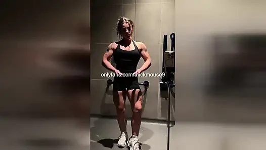 Ig canlı fışkırtma başarısız: 18 yaşındaki amcık patlıyor ve spor salonu zeminini su basıyor (dağınık)