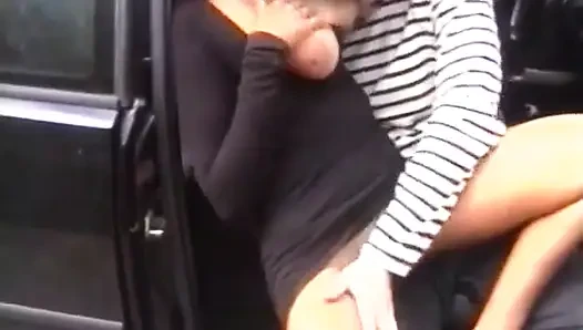 Ein kaputter Fahrer wird mitten in einer Industriezone von einem Taxi gefickt!