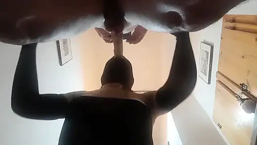 На коленях я должен был пососать большой член и огромная порция спермы на мой рот