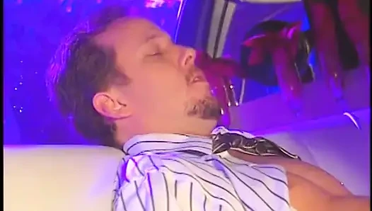 Vollbusige MILF will ein abenteuer in einer limousine haben
