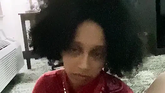 Slave Daddy'nin büyük yarağını okşuyor