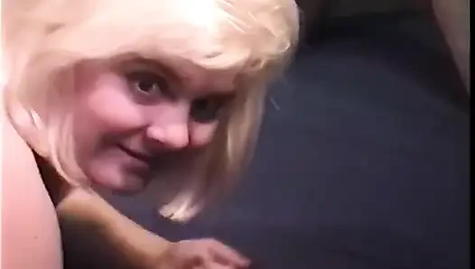 Tante seksi rambut pirang lagi asik nyepong kontol sampai dicrot di dalam