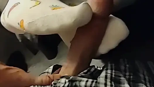 Beyaz meyveli ayak bileği çorapla mastürbasyon çorapla ayakla muamele - çoraplara boşalma