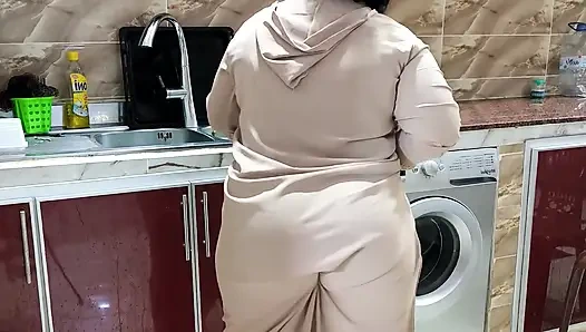 Mısırlı sharmota mutfakta amını ıslatıyor Arap büyük kadın