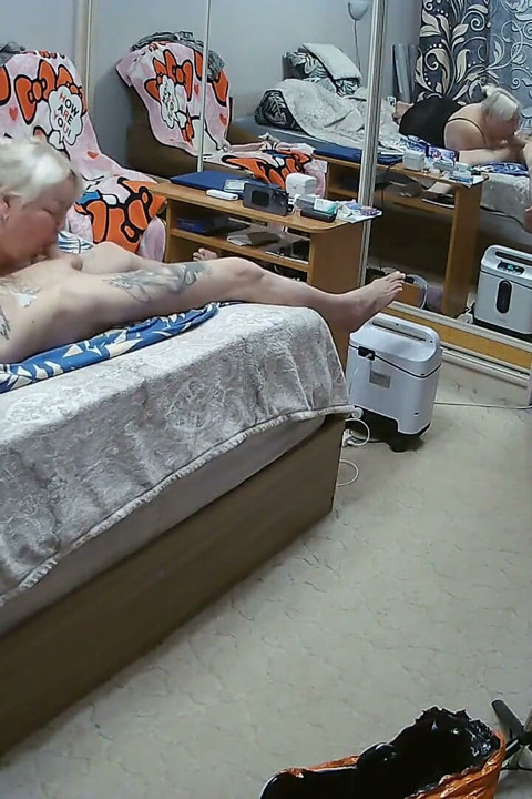 Seks oralny z dziewczyną i gorącą grubą spermą płyną z kutasa