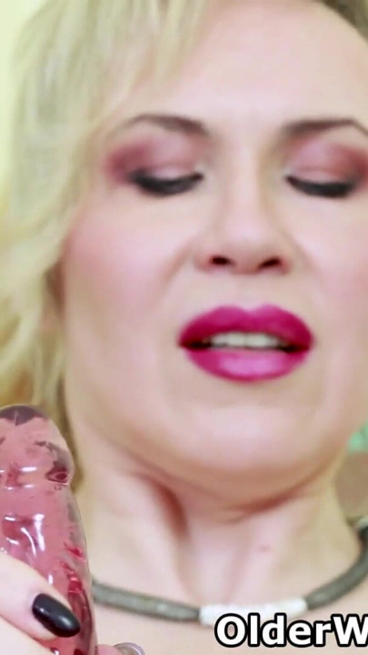 Blond milf Casey uwodzi cię swoimi szerokimi biodrami, twardymi sutkami i soczystą cipką | Klip 2