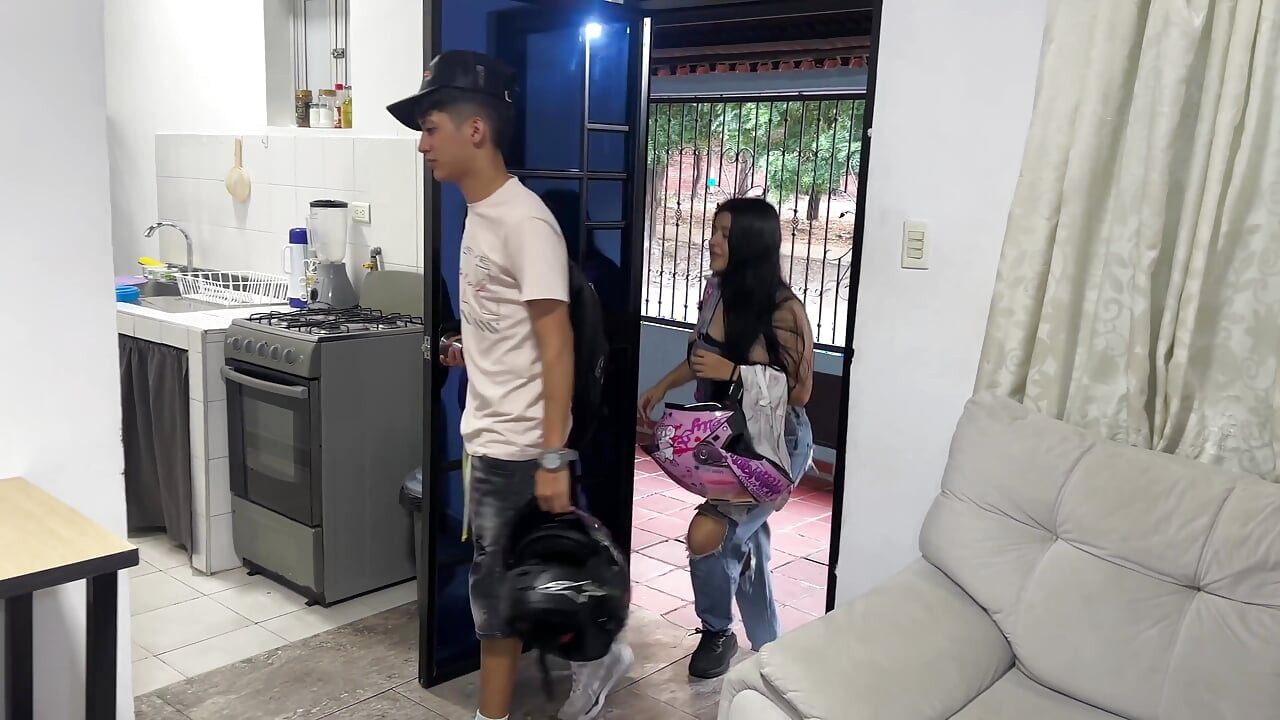 Sdílím hotelový pokoj s mou latinskoamerickou nevlastní sestrou a šukám ji do obrovského zadku, dokud nepřijdu dovnitř