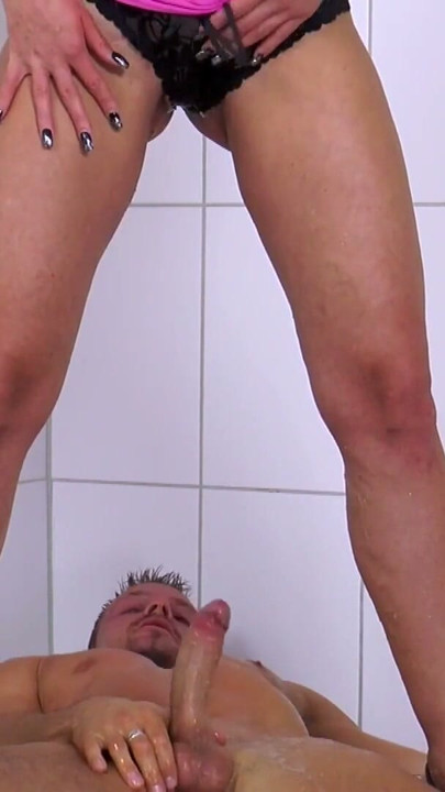 Er liebt Ihren goldenen Saft und nimmt sie so hard dafuer | Clip 1