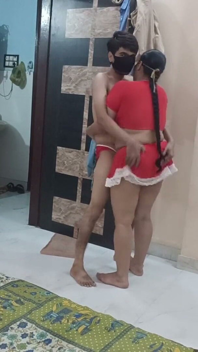 InShot 20260919 184306043.mp4 J'ai défoncé la chatte de la copine de ma copine en petite robe rouge, tous les deux masqués pendant le tournage | Clip 1