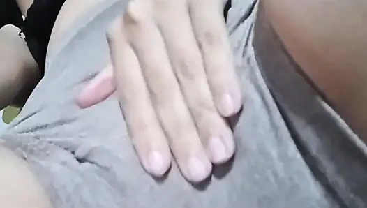 Она избавилась от долга быстрее с помощью ее киски (в настоящем домашнем видео)