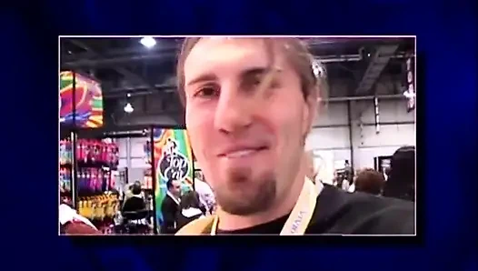 Хорошенькая суетливая блондинка трахается с большим хуем, сосет на рынке