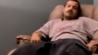 Чувак поглаживает член и принимает минет от толстого черного гея в любительском видео