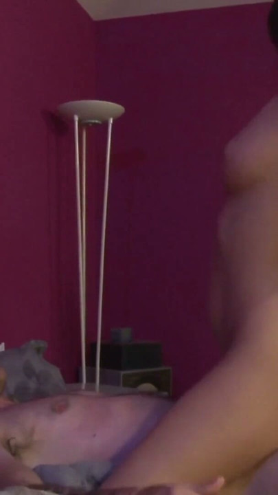 A esposa safada morena Nikki Daniels leva o marido e o amigo dele de pau grande para serem ambos ejaculados na cara | Clip 1