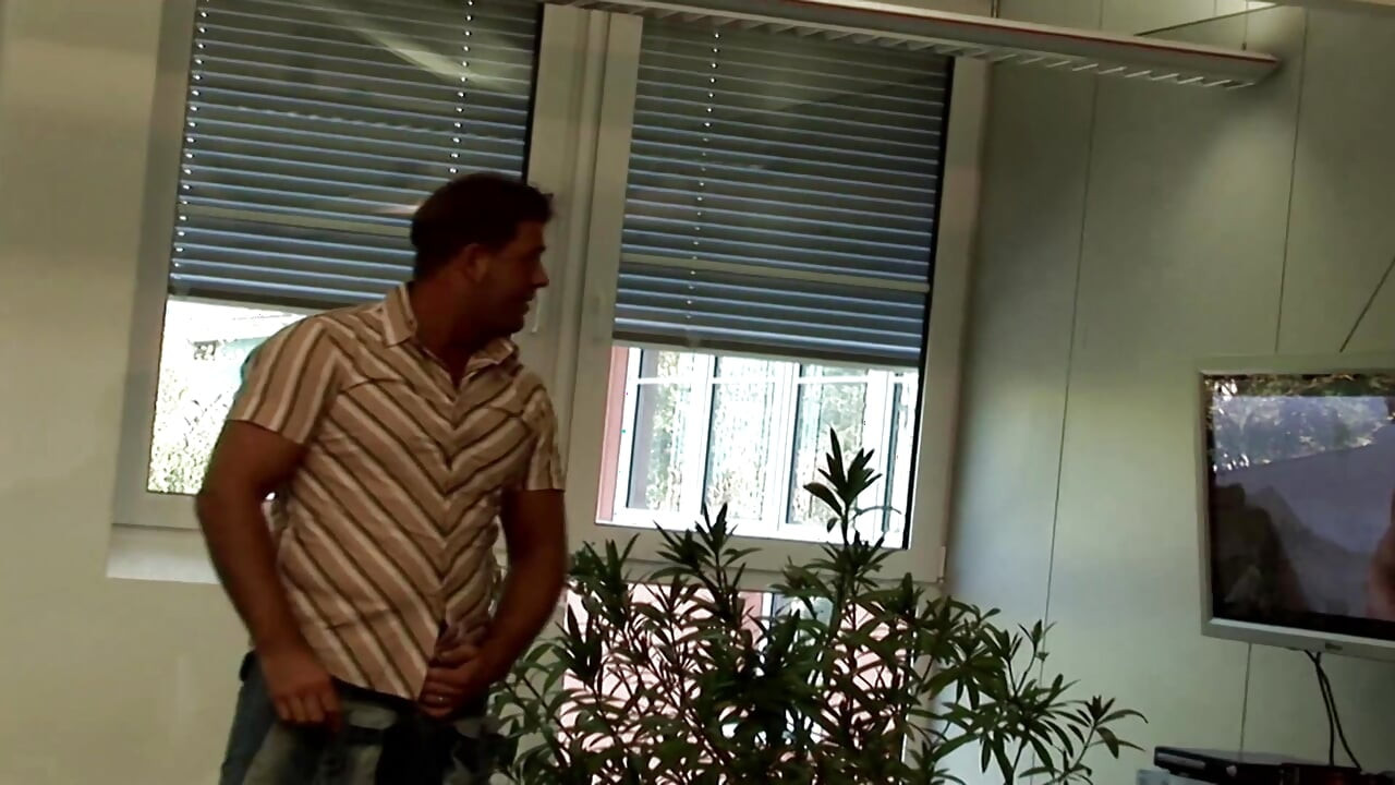 Γαλλίδα πουτάνα με μεγάλα βυζιά γαμήθηκε σκληρά σε τρίο