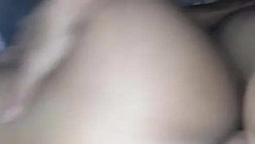 Pará'dan evli kadın, bölüm 2 inliyor ve esmerin amına sertçe vuran sevgilisinin yarağına boşalıyor.