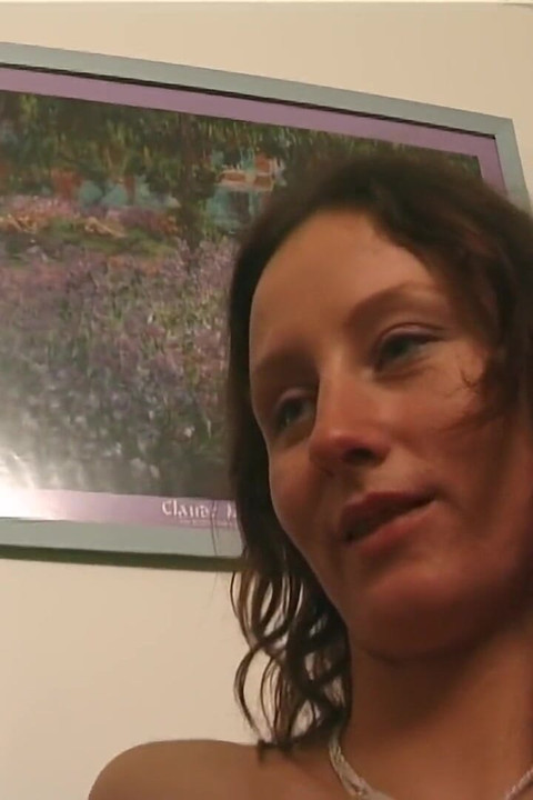 בחורה יפה שנאספת ברחוב מתפשטת ואפילו מקבלת נגיעה וזיון מלסבית