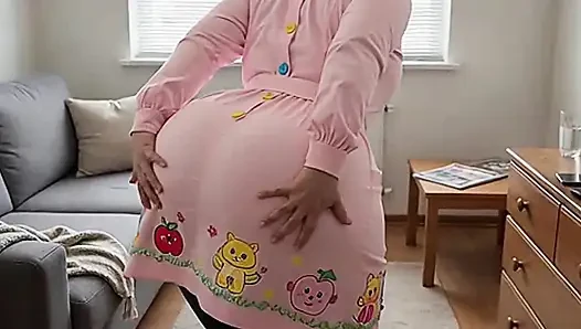 Maskeli iri güzel kadın öğretmen büyük götünü twerk yapıyor ve pembe hırkayla soyunuyor