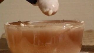Branlette de sperme dans un bol de cire