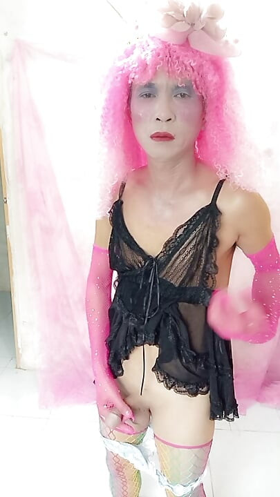 Oanh Le, transgénero, vestida com roupas sensuais, a espetar o pau