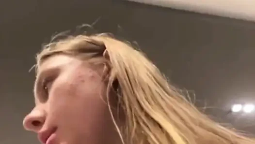 Jucielussie eating pants in public shopping